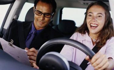 Iskusni vozači savetuju kako na lak način savladati strah od vožnje i čime se voditi pri odabiru auto škole
